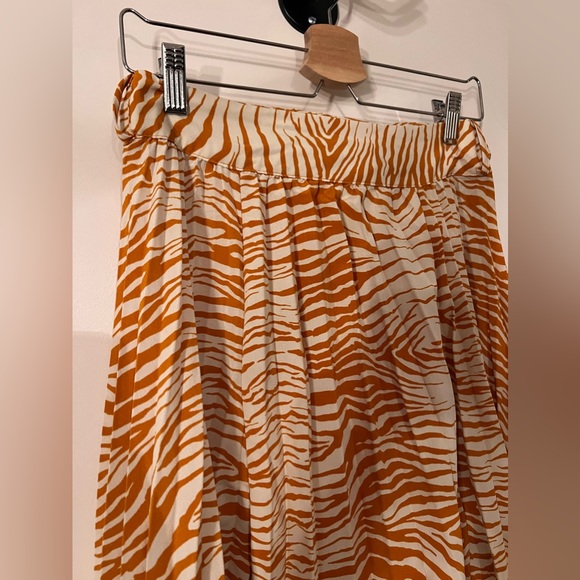 TOPSHOP Petite Pleated Tiger Print Midi Skirt - Picture 7 of 9